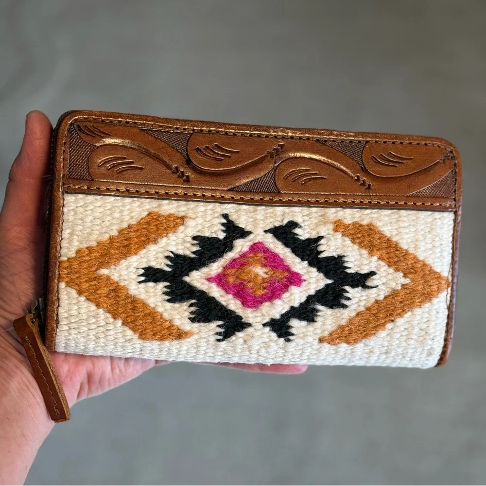 ARIAT Blanket Wallet - Picture 2 of 12